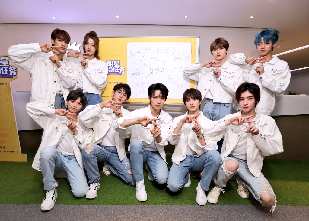 Boygroup Thanh Xuân Có Bạn đã dính lời nguyền Lisa lão sư: Từ đội hình debut đến ký hiệu tay đều được tiên tri từ trước! - Ảnh 1. Boygroup Thanh Xuân Có Bạn đã dính lời nguyền Lisa lão sư: Từ đội hình debut đến ký hiệu tay đều được tiên tri từ trước! - Ảnh 1.