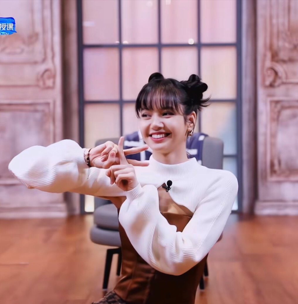 Boygroup Thanh Xuân Có Bạn đã dính lời nguyền Lisa lão sư: Từ đội hình debut đến ký hiệu tay đều được tiên tri từ trước! - Ảnh 3. Boygroup Thanh Xuân Có Bạn đã dính lời nguyền Lisa lão sư: Từ đội hình debut đến ký hiệu tay đều được tiên tri từ trước! - Ảnh 3.