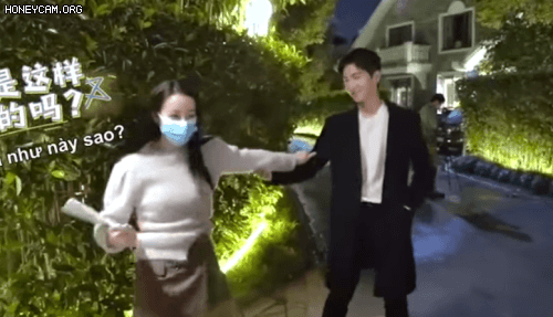 Dương Dương cực cưng chiều Nhiệt Ba trên phim trường, ánh mắt dung túng như muốn nuốt trọn chị đẹp tại chỗ - Ảnh 2. Dương Dương cực cưng chiều Nhiệt Ba trên phim trường, ánh mắt dung túng như muốn nuốt trọn chị đẹp tại chỗ - Ảnh 2.