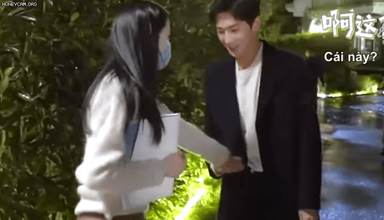 Dương Dương cực cưng chiều Nhiệt Ba trên phim trường, ánh mắt dung túng như muốn nuốt trọn chị đẹp tại chỗ - Ảnh 3. Dương Dương cực cưng chiều Nhiệt Ba trên phim trường, ánh mắt dung túng như muốn nuốt trọn chị đẹp tại chỗ - Ảnh 3.