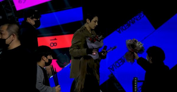 Sân khấu encore của BTS gây tranh cãi: Hát live dở tệ, bỏ lại cúp và đạo cụ trên sân khấu, Jungkook là điểm sáng duy nhất - Ảnh 5.