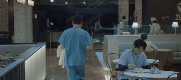 Hospital Playlist 2 có bùng binh quan hệ rối hơn cả Penthouse: Ik Jun một bước từ bạn thân thành bố vợ Jeong Won? - Ảnh 8.