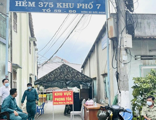Không vào được khu phong tỏa, bảo vệ đập phá chốt - Ảnh 1.