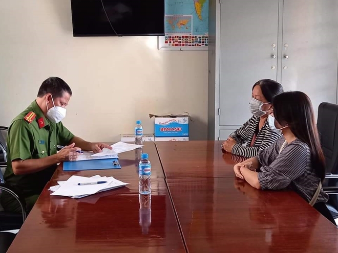 Kh&ocirc;ng qua được chốt, 2 phụ nữ lăng mạ tổ chống dịch - Ảnh 1.