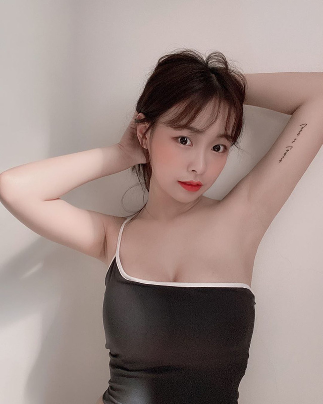 C&uacute;i người qu&aacute; thấp tr&ecirc;n s&oacute;ng, nữ streamer xinh đẹp g&acirc;y sốc khi v&ocirc; t&igrave;nh để lộ cảnh tượng 18+, vội che đậy nhưng kh&ocirc;ng kịp - Ảnh 4.