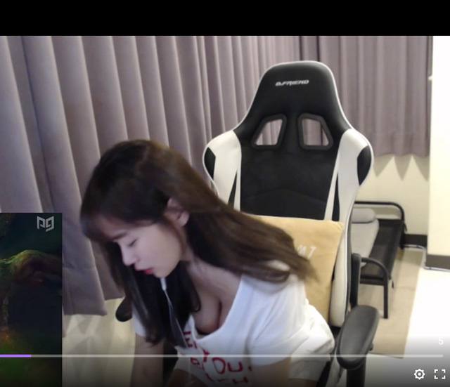 C&uacute;i người qu&aacute; thấp tr&ecirc;n s&oacute;ng, nữ streamer xinh đẹp g&acirc;y sốc khi v&ocirc; t&igrave;nh để lộ cảnh tượng 18+, vội che đậy nhưng kh&ocirc;ng kịp - Ảnh 5.