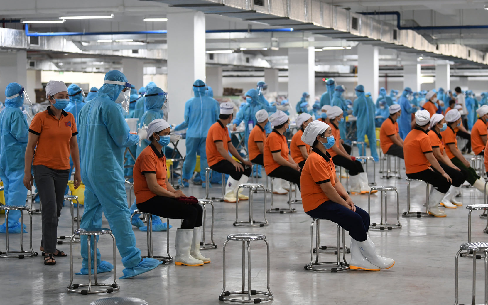 XÉT NGHIỆM XUYÊN ĐÊM, tin tức Mới nhất Hà Nội xuyên đêm xét nghiệm 1.500  công nhân thuộc khu công nghiệp nơi ghi nhận nam bảo vệ dương tính SARS-CoV- 2 - Đọc