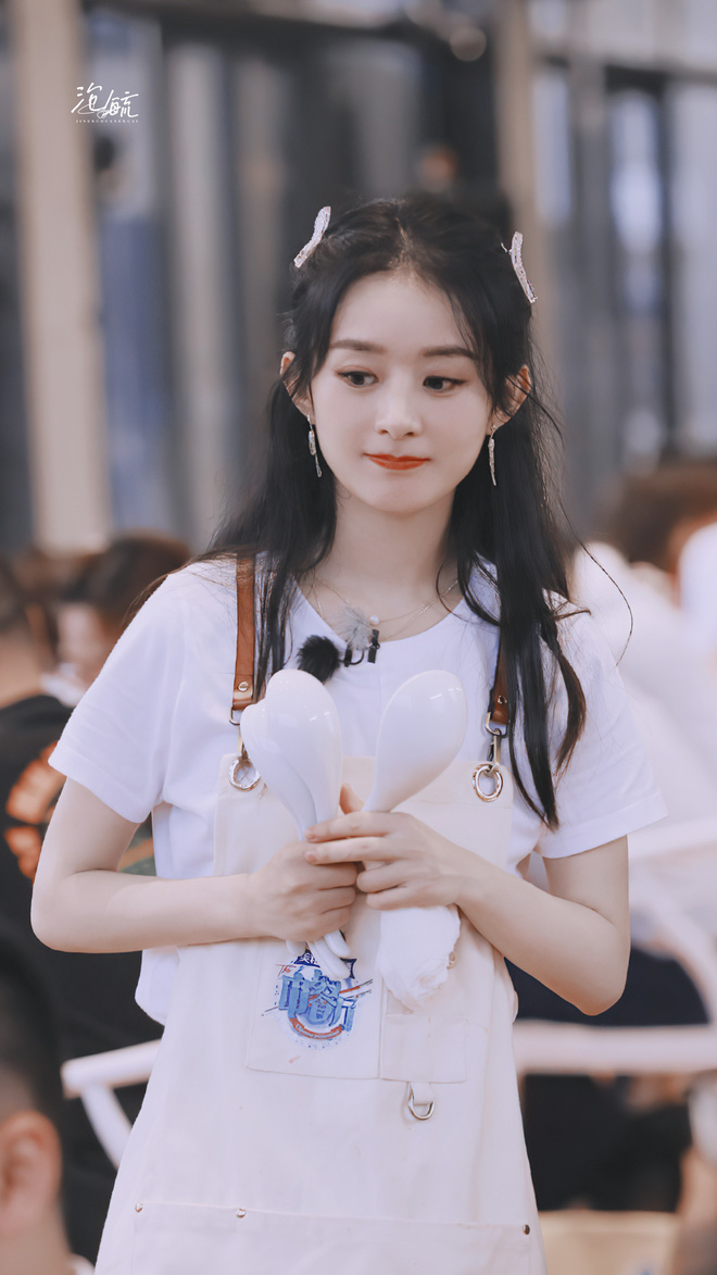 Triệu Lệ Dĩnh lần đầu lộ diện sau tin đồn t&aacute;i hợp chồng cũ, m&agrave;n thả d&aacute;ng chớp nho&aacute;ng c&ugrave;ng h&agrave;nh động tại s&acirc;n bay g&acirc;y ch&uacute; &yacute; - Ảnh 7.
