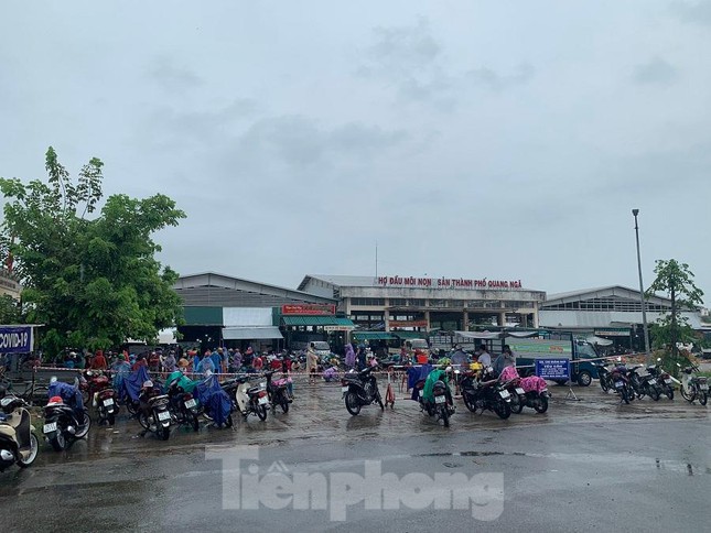 Test nhanh phát hiện 2 ca dương tính SARS-CoV-2: Phong tỏa chợ đầu mối Quảng Ngãi - Ảnh 1.