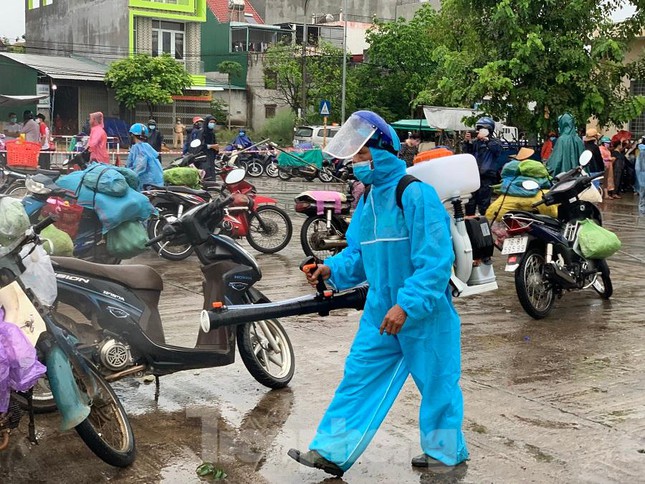 Test nhanh phát hiện 2 ca dương tính SARS-CoV-2: Phong tỏa chợ đầu mối Quảng Ngãi - Ảnh 2.