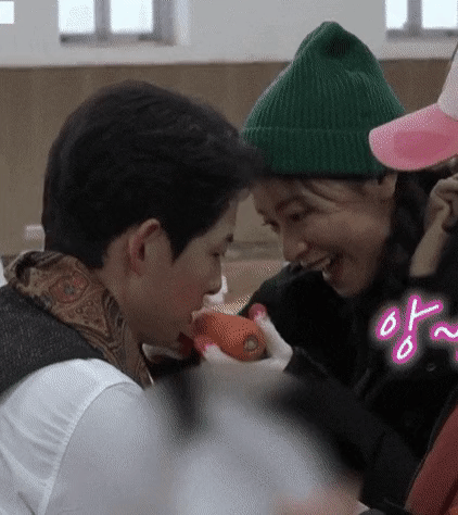 Bất chấp b&ecirc; bối x&acirc;y dựng tr&aacute;i ph&eacute;p v&agrave; đang c&aacute;ch ly, Song Joong Ki vẫn ủng hộ t&igrave;nh tin đồn Jeon Yeo Bin, liệu c&oacute; ẩn t&igrave;nh g&igrave; đ&acirc;y? - Ảnh 8.