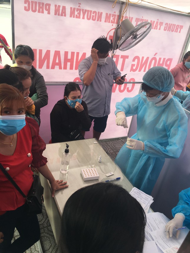 Test nhanh lấy giấy th&ocirc;ng h&agrave;nh, 5 người ở B&igrave;nh Dương ph&aacute;t hiện dương t&iacute;nh - Ảnh 1.