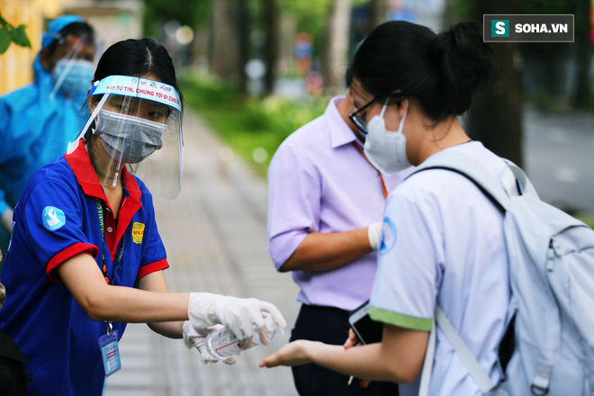 Nữ sinh trong khu phong toả tại TP.HCM được đặc c&aacute;ch tham dự kỳ thi tốt nghiệp THPT - Ảnh 2.