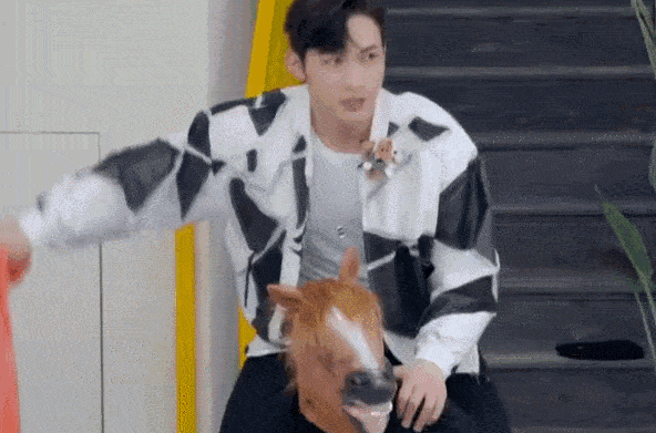 Khẩu chiến gay gắt: Jackson Wang bị bắt l&agrave;m ngựa cho mỹ nam Tam Sinh Tam Thế cưỡi, MC quốc d&acirc;n cũng ăn gạch - Ảnh 2.