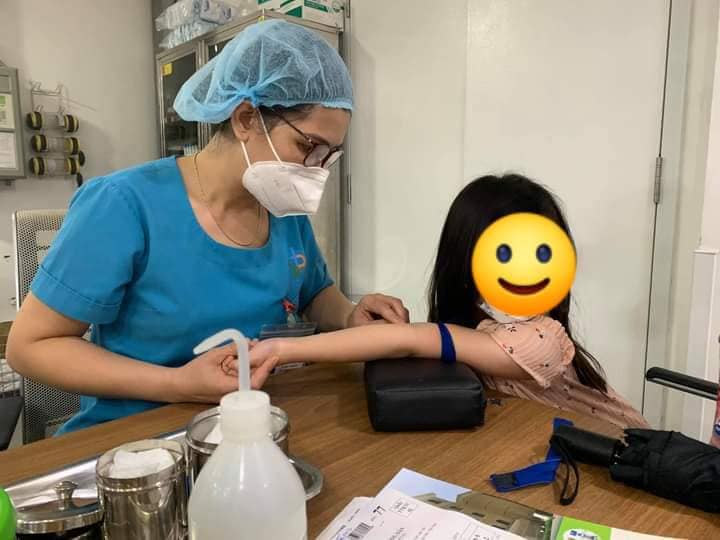Bé gái Hà Nội 6 tuổi rưỡi đã dậy thì, bố mẹ nghi do thức khuya và hay ăn đồ chiên rán, bác sĩ chỉ ra sự thật - Ảnh 3.