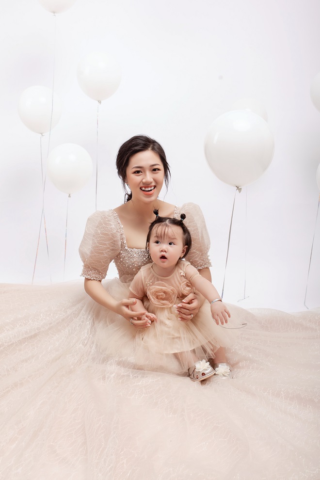 Bà xã kém 16 tuổi Quách Ngọc Tuyên vừa dẫn đi thi THPT: Xinh như hotgirl, vòng 1 căng tràn, gây sốt với chuyện tình chú cháu - Ảnh 8.