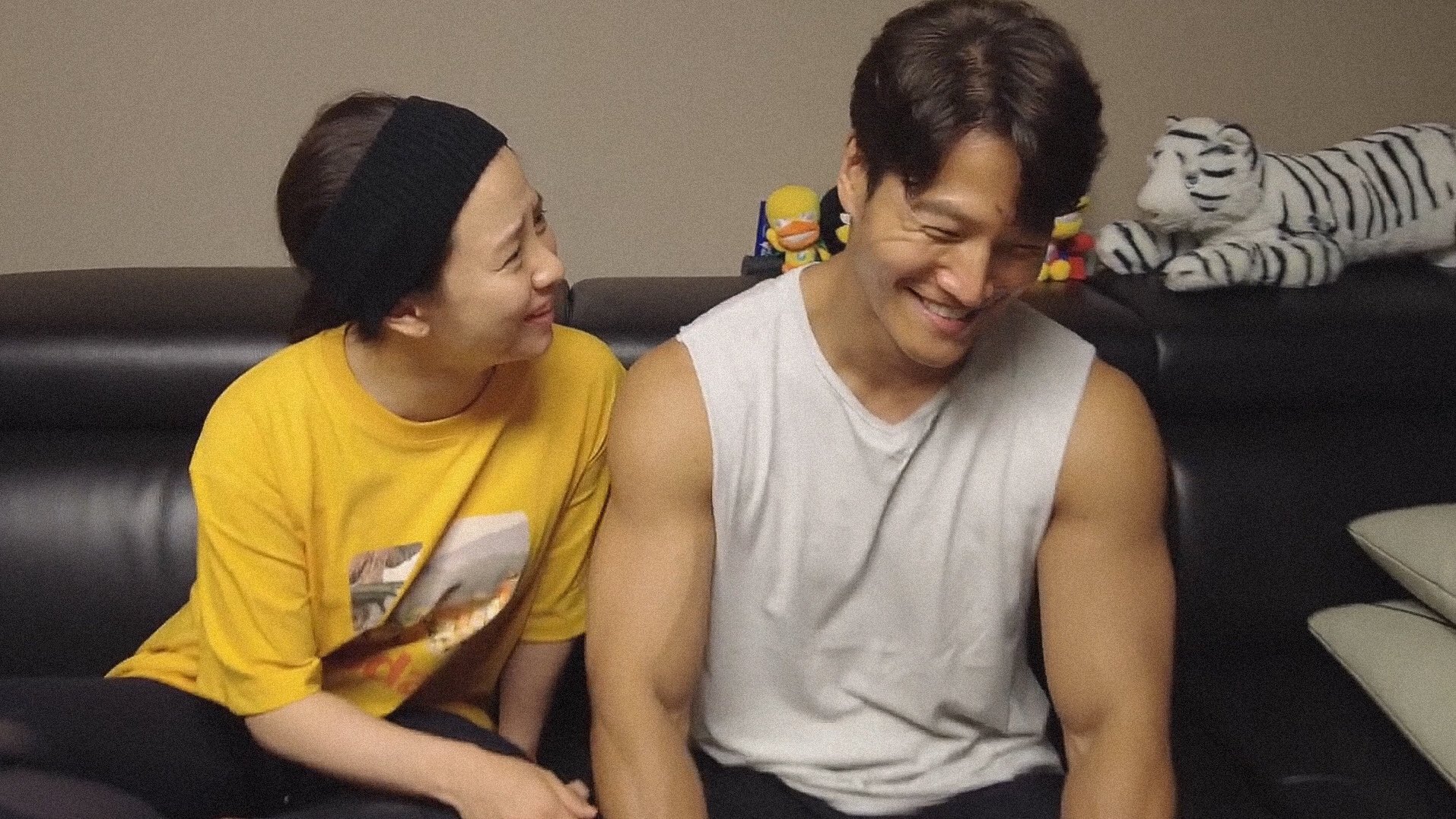 Vlog tại nhà Kim Jong Kook gây náo loạn MXH: Cãi yêu với Song Ji Hyo như vợ chồng, bóc phốt nhau trước hàng nghìn khán giả - Ảnh 4. Vlog tại nhà Kim Jong Kook gây náo loạn MXH: Cãi yêu với Song Ji Hyo như vợ chồng, bóc phốt nhau trước hàng nghìn khán giả - Ảnh 4.