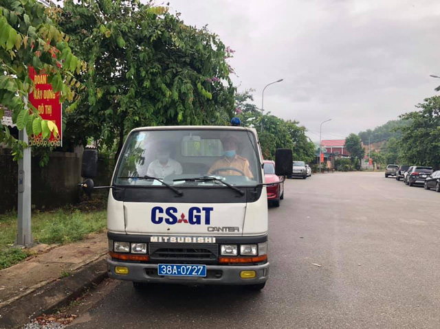 Thí sinh quên giấy tờ, CSGT dùng xe chuyên dụng chở về nhà lấy - Ảnh 1.