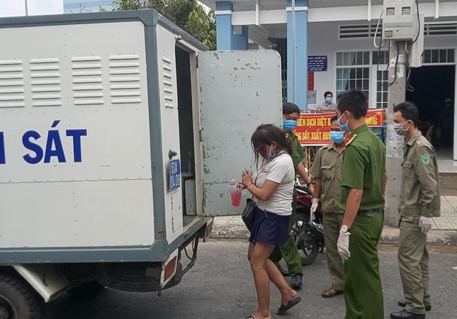 Một phụ nữ băng ngang điểm phong tỏa, giật cầu vai, cắn chiến sĩ công an - Ảnh 1. Một phụ nữ băng ngang điểm phong tỏa, giật cầu vai, cắn chiến sĩ công an - Ảnh 1.