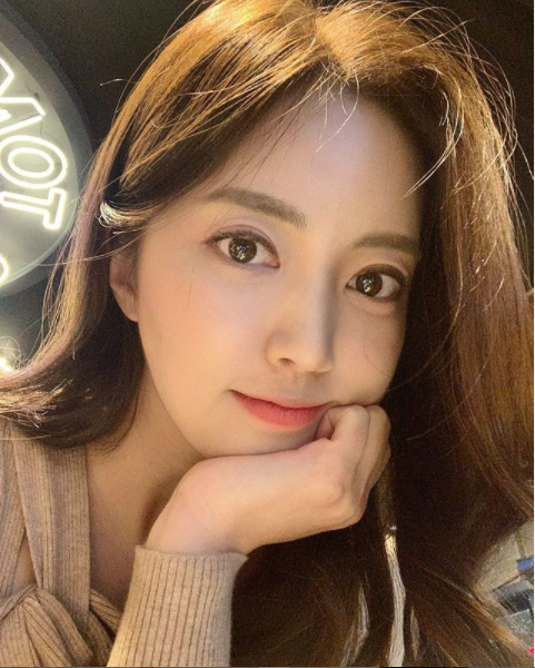 Từ bỏ c&ocirc;ng việc tiếp vi&ecirc;n h&agrave;ng kh&ocirc;ng, c&ocirc; g&aacute;i vụt s&aacute;ng th&agrave;nh nữ streamer nổi tiếng v&igrave; ngoại h&igrave;nh xuất sắc - Ảnh 2.