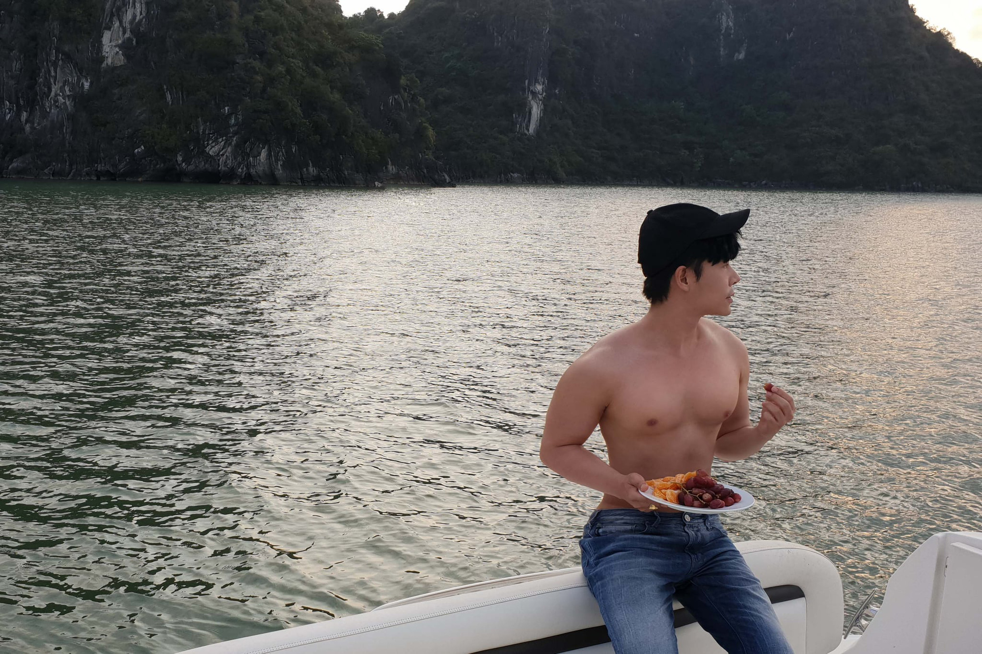 Hết khoe bất động sản tiền tỷ, Nathan Lee lại mở đại hội trưng trổ múi sầu riêng trên du thuyền, nhưng vòng eo mới gây chú ý - Ảnh 5. Hết khoe bất động sản tiền tỷ, Nathan Lee lại mở đại hội trưng trổ múi sầu riêng trên du thuyền, nhưng vòng eo mới gây chú ý - Ảnh 5.