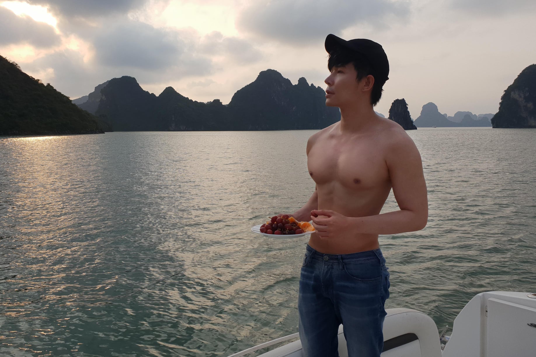 Hết khoe bất động sản tiền tỷ, Nathan Lee lại mở đại hội trưng trổ múi sầu riêng trên du thuyền, nhưng vòng eo mới gây chú ý - Ảnh 6. Hết khoe bất động sản tiền tỷ, Nathan Lee lại mở đại hội trưng trổ múi sầu riêng trên du thuyền, nhưng vòng eo mới gây chú ý - Ảnh 6.