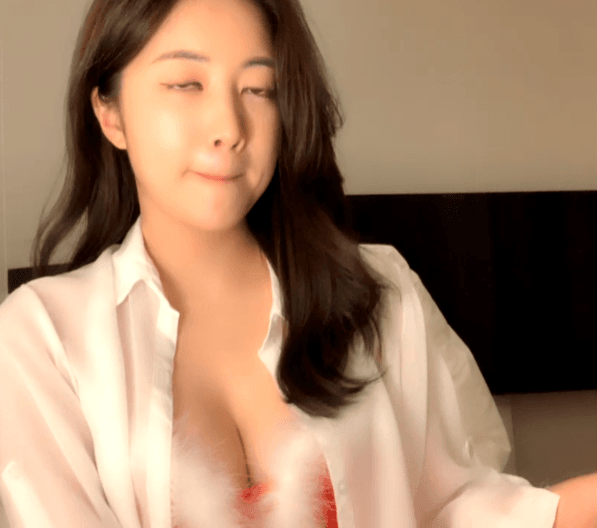Từ bỏ c&ocirc;ng việc tiếp vi&ecirc;n h&agrave;ng kh&ocirc;ng, c&ocirc; g&aacute;i vụt s&aacute;ng th&agrave;nh nữ streamer nổi tiếng v&igrave; ngoại h&igrave;nh xuất sắc - Ảnh 5.