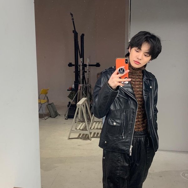 2 c&ocirc; n&agrave;ng b&iacute; ẩn xuất hiện trong MV mới của BTS ho&aacute; ra l&agrave; th&agrave;nh vi&ecirc;n nh&oacute;m nữ t&acirc;n binh nh&agrave; HYBE, visual được khen qu&aacute;! - Ảnh 5.