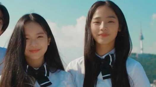 2 c&ocirc; n&agrave;ng b&iacute; ẩn xuất hiện trong MV mới của BTS ho&aacute; ra l&agrave; th&agrave;nh vi&ecirc;n nh&oacute;m nữ t&acirc;n binh nh&agrave; HYBE, visual được khen qu&aacute;! - Ảnh 7.