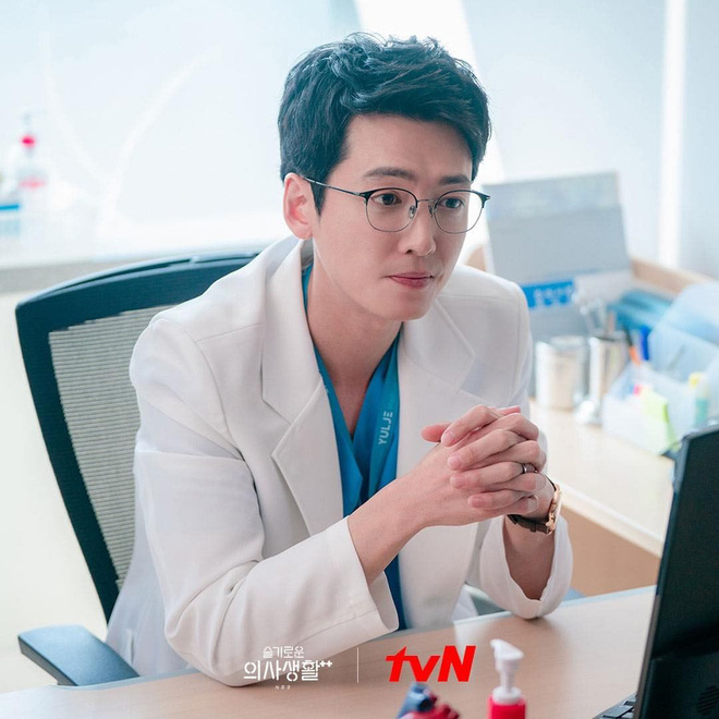 Hospital Playlist 2 làm khán giả tức sôi máu vì cô bạn gái của Jun Wan: Bé bồ câu được chiều quá hóa toxic đấy à? - Ảnh 15.