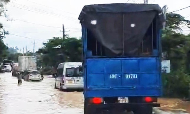 Giải cứu gia đình 6 người ở Lâm Đồng, sơ tán hàng chục hộ dân tránh lũ dữ - Ảnh 5.