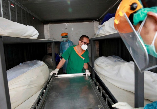 Quá tải vì COVID-19, bệnh viện Thái Lan phải mua container đựng thi thể - Ảnh 1.