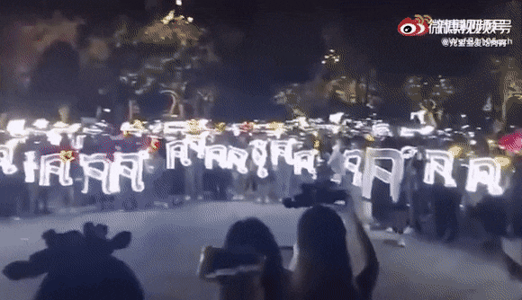 Rộ clip fandom Ngô Diệc Phàm hát ủng hộ thần tượng trước đồn cảnh sát, netizen cà khịa: Fan hát dở như idol - Ảnh 5.