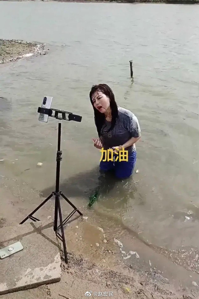 KOL Trung Quốc lợi dụng lũ lụt để câu view - Ảnh 2.