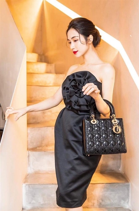 Hoà Minzy bị quản lý khui lại ảnh thời còn chân phương: Tóc dài, da đen nhẻm và style nữ sinh dân chơi xóm - Ảnh 6. Hoà Minzy bị quản lý khui lại ảnh thời còn chân phương: Tóc dài, da đen nhẻm và style nữ sinh dân chơi xóm - Ảnh 6.