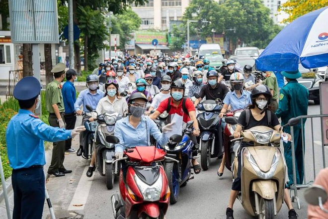 Diễn biến dịch ngày 10/8: Việt Nam điều chế thành công thuốc điều trị Covid-19; Hà Nội bỏ quy định người đi đường phải mang theo lịch làm việc, lịch trực - Ảnh 1. Diễn biến dịch ngày 10/8: Việt Nam điều chế thành công thuốc điều trị Covid-19; Hà Nội bỏ quy định người đi đường phải mang theo lịch làm việc, lịch trực - Ảnh 1.