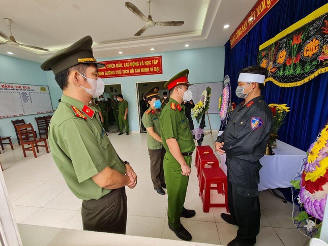 Thiếu tá cảnh sát cơ động bái biệt mẹ từ nơi làm nhiệm vụ - Ảnh 1.