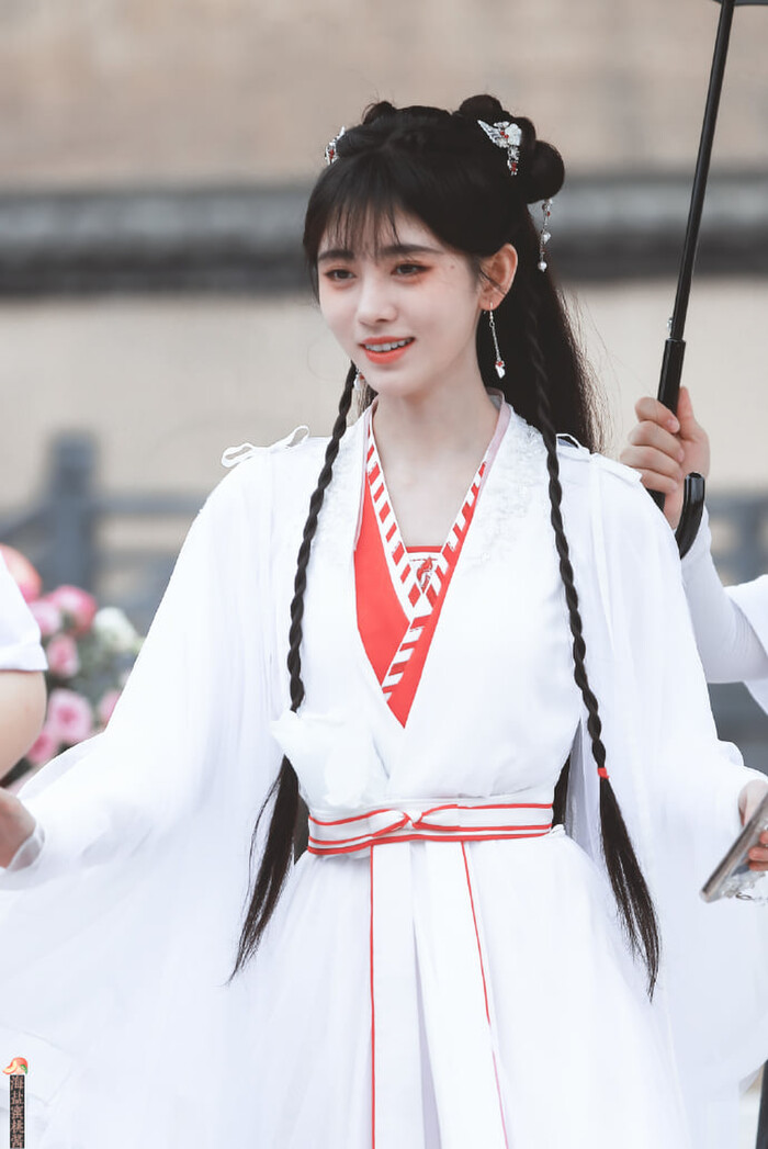 Cúc Tịnh Y bị công ty hăm dọa phong sát mọi mặt, chỉ bình yên nếu chịu o bế sao nữ mới ở đoàn phim? - Ảnh 1. Cúc Tịnh Y bị công ty hăm dọa phong sát mọi mặt, chỉ bình yên nếu chịu o bế sao nữ mới ở đoàn phim? - Ảnh 1.