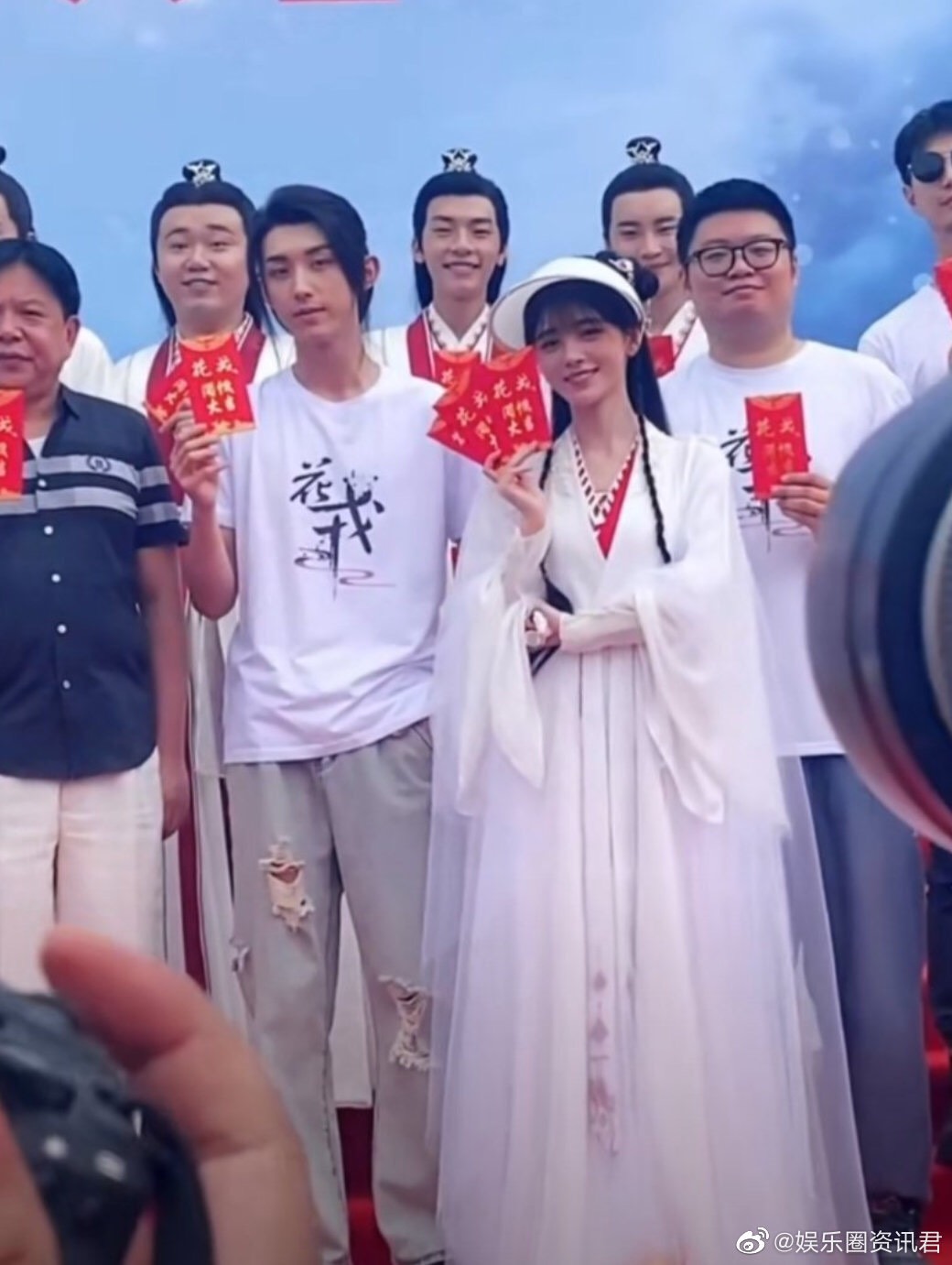 Cúc Tịnh Y bị công ty hăm dọa phong sát mọi mặt, chỉ bình yên nếu chịu o bế sao nữ mới ở đoàn phim? - Ảnh 5. Cúc Tịnh Y bị công ty hăm dọa phong sát mọi mặt, chỉ bình yên nếu chịu o bế sao nữ mới ở đoàn phim? - Ảnh 5.