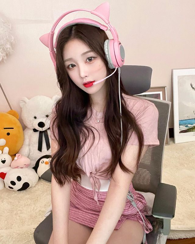 Lên sóng khoe body siêu nuột, nữ streamer triệu follow bất ngờ bị fan đặt nghi vấn đầy tế nhị - Ảnh 1.