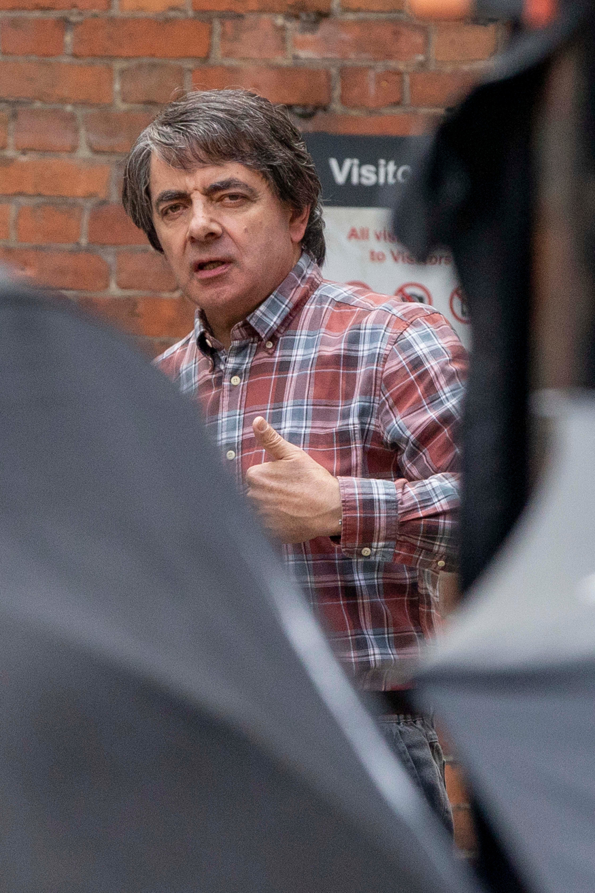 Cho&aacute;ng v&aacute;ng diện mạo mới của Mr. Bean Rowan Atkinson: T&oacute;c bạc &ldquo;dừ&rdquo; như U80, tiều tụy xuống sắc kh&oacute; nhận ra - Ảnh 3.