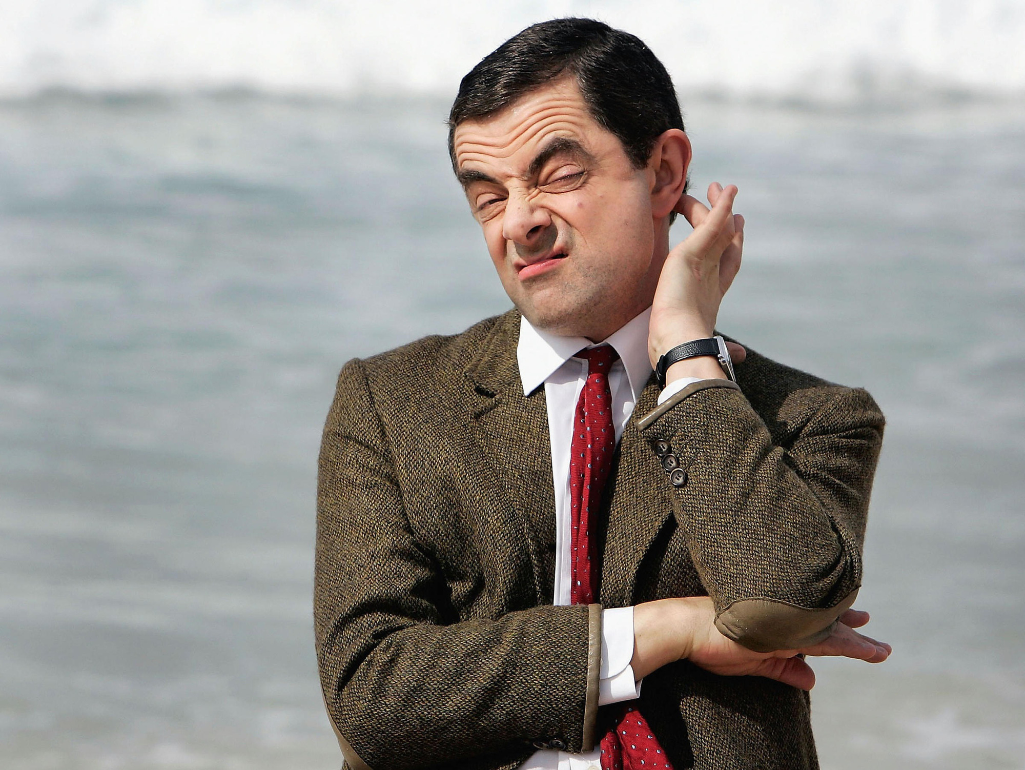Cho&aacute;ng v&aacute;ng diện mạo mới của Mr. Bean Rowan Atkinson: T&oacute;c bạc &ldquo;dừ&rdquo; như U80, tiều tụy xuống sắc kh&oacute; nhận ra - Ảnh 6.