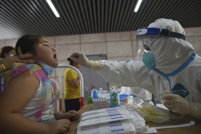 Trung Quốc bao vây phong tỏa chặt tại ổ dịch, xét nghiệm đại trà thần tốc và tiêm đầy đủ vaccine - Ảnh 1.