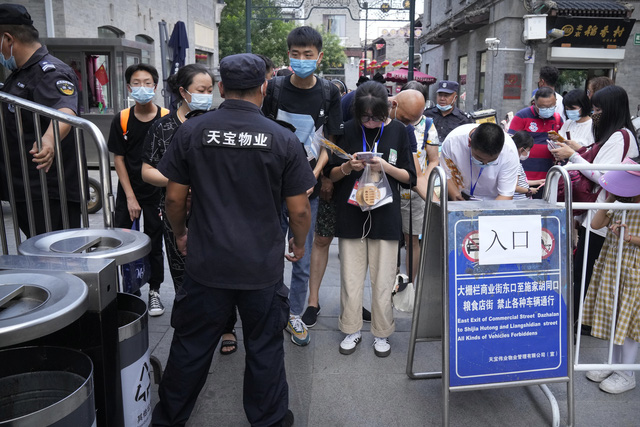 Trung Quốc bao vây phong tỏa chặt tại ổ dịch, xét nghiệm đại trà thần tốc và tiêm đầy đủ vaccine - Ảnh 2.