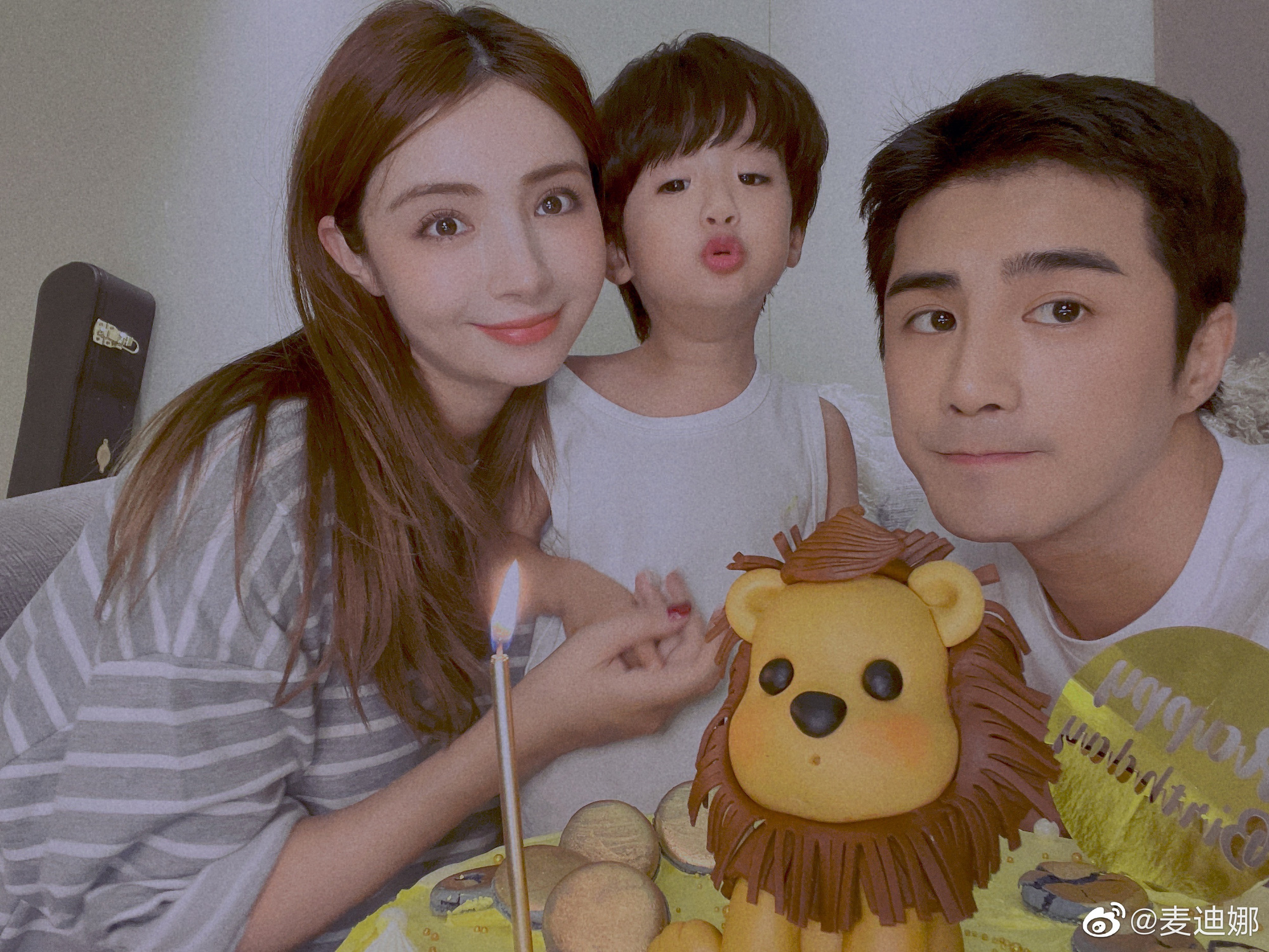 Quý tử 2 tuổi nhà Hàm Hương Tân Cương gây bão Weibo vì đẹp trai và siêu cute, bố mẹ tài tử giai nhân - Ảnh 3. Quý tử 2 tuổi nhà Hàm Hương Tân Cương gây bão Weibo vì đẹp trai và siêu cute, bố mẹ tài tử giai nhân - Ảnh 3.