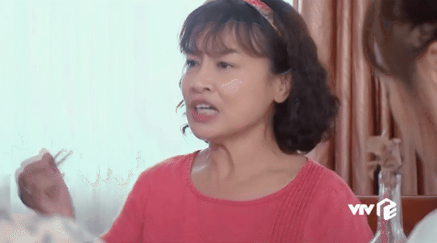 Bà Bích (Hương Vị Tình Thân) xõa tóc, đeo nơ, má hồng nũng nịu ông Sinh làm netizen cười xỉu ngang: Xin thiếu nữ hãy giữ tự trọng! - Ảnh 2.