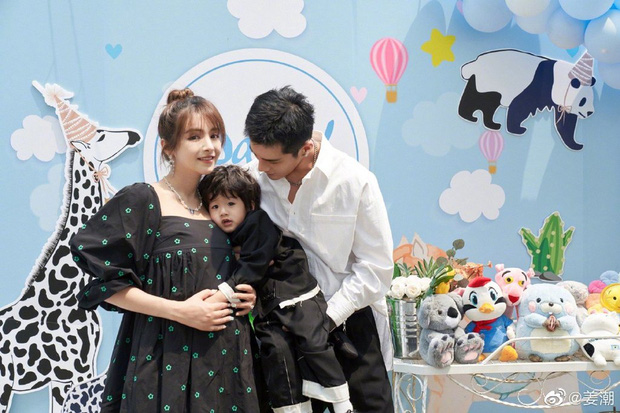 Quý tử 2 tuổi nhà Hàm Hương Tân Cương gây bão Weibo vì đẹp trai và siêu cute, bố mẹ tài tử giai nhân  - Ảnh 7.