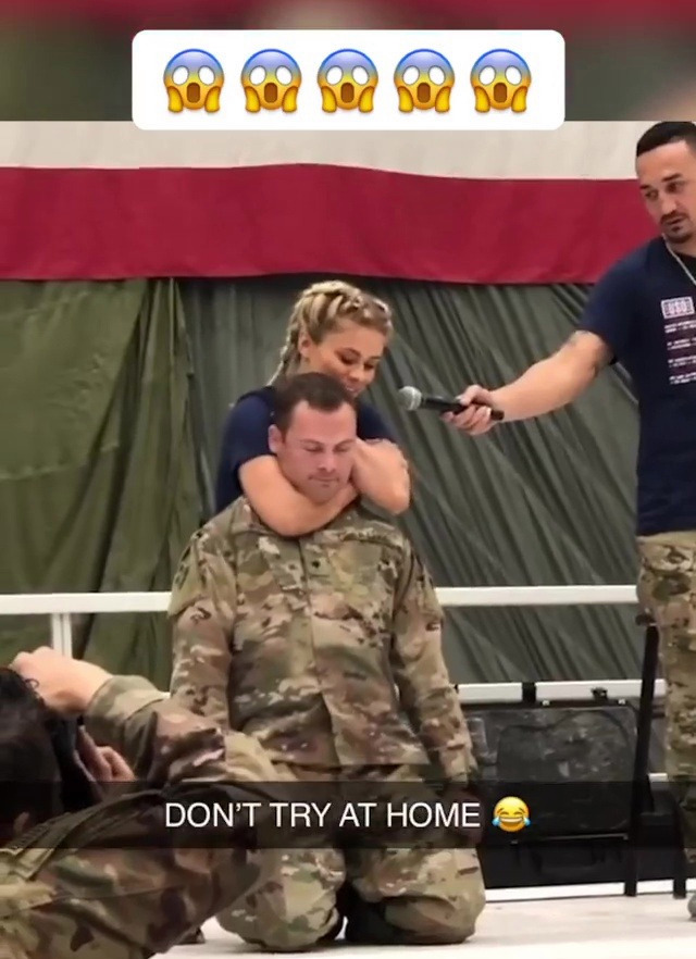 Lính Mỹ ngồi yên để nữ võ sĩ quyến rũ nhất thế giới siết cổ, tất cả ngỡ ngàng với điều xảy ra ít giây sau đó - Ảnh 2.