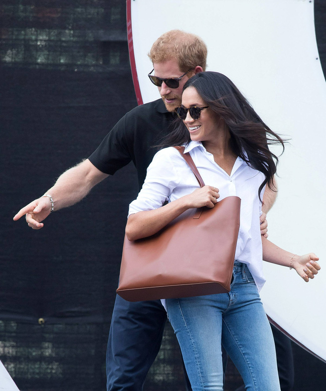 Hai tấm hình cho thấy Harry và Meghan đã thay đổi rất nhiều, tình hình hiện tại đầy chua chát - Ảnh 1.