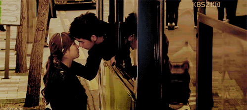 B&iacute; k&iacute;p tho&aacute;t ế kinh điển ở phim H&agrave;n: Năng đi xe bu&yacute;t, người y&ecirc;u sẽ tới - Ảnh 2.